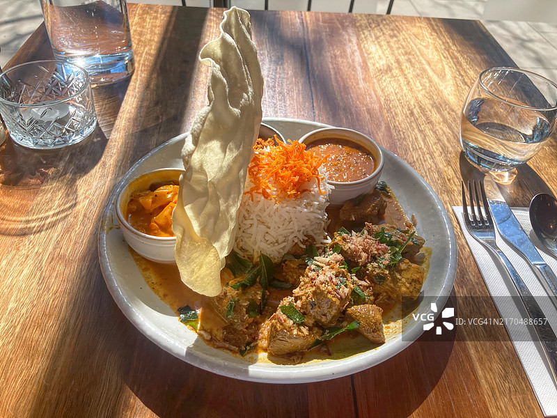 斯里兰卡牛肉咖喱配米饭、蔬菜和扁豆咖喱、辣椒椰子叁巴酱及印度薄饼图片素材