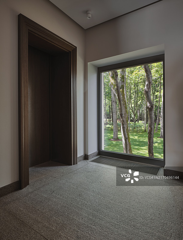 从房屋窗户望向庭院的景色图片素材