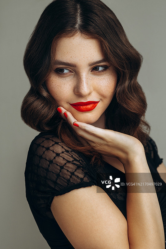 发型时尚的漂亮女人图片素材