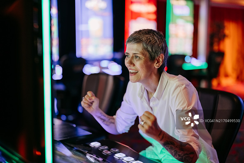 在老虎机上赢钱的女人图片素材