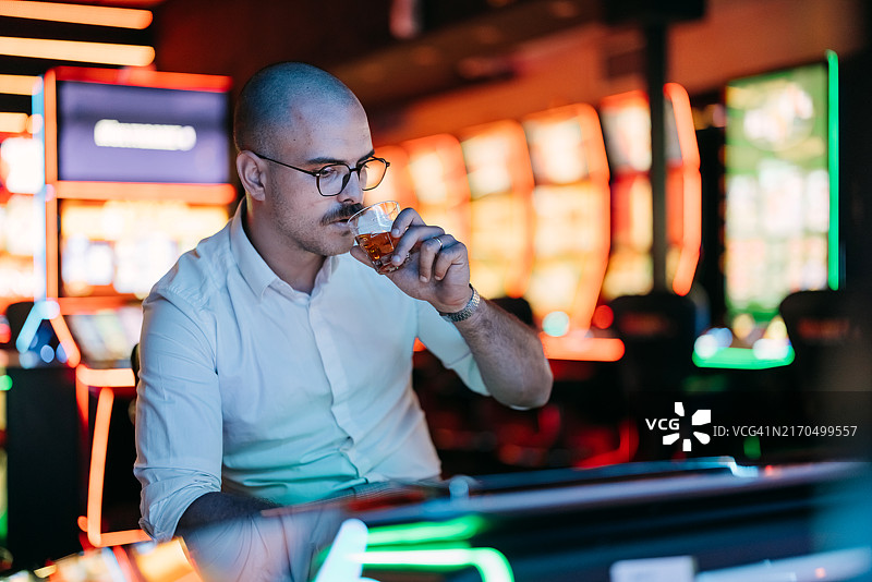 男人在赌场里消磨时间图片素材