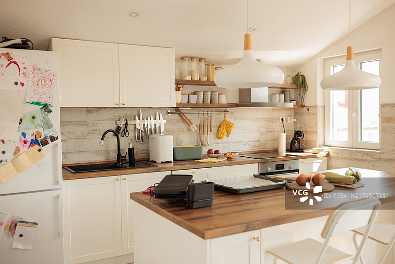 带有厨房岛的厨房照片图片素材