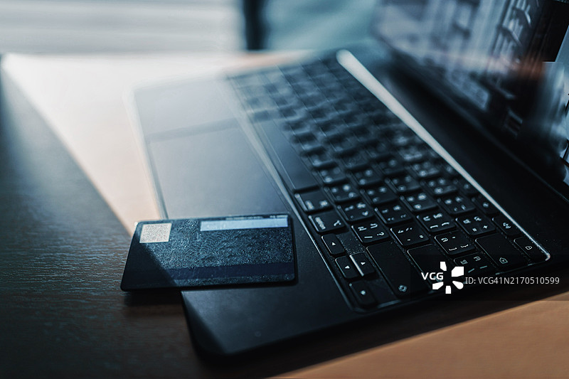 在线购物概念：信用卡网上购物图片素材