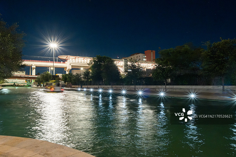 墨西哥新莱昂州蒙特雷河滨旁边一座美丽而大型的地铁和高架火车站图片素材