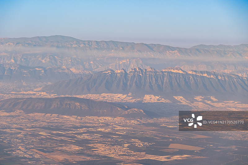 墨西哥蒙特雷的西耶拉马德雷山脉日出时的鸟瞰图图片素材