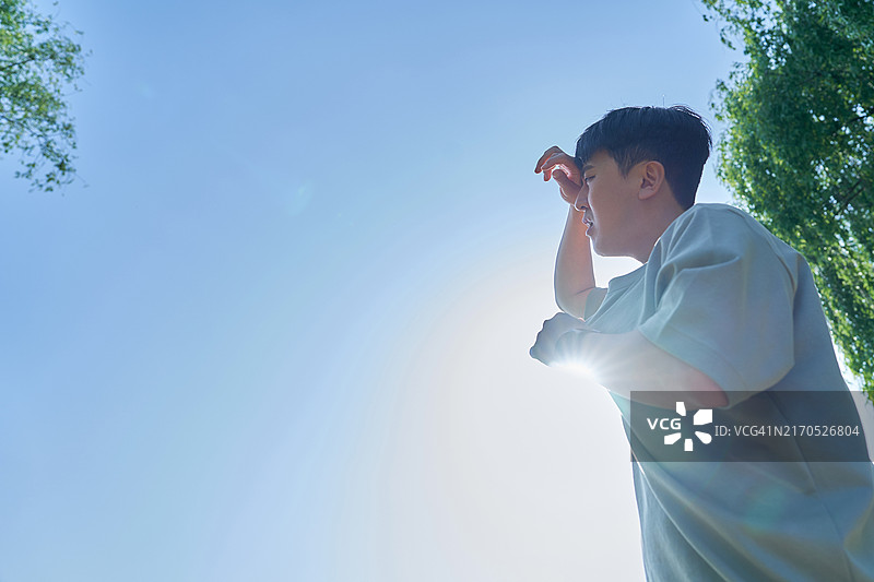 男人，夏季，炎热，阳光，热浪图片素材