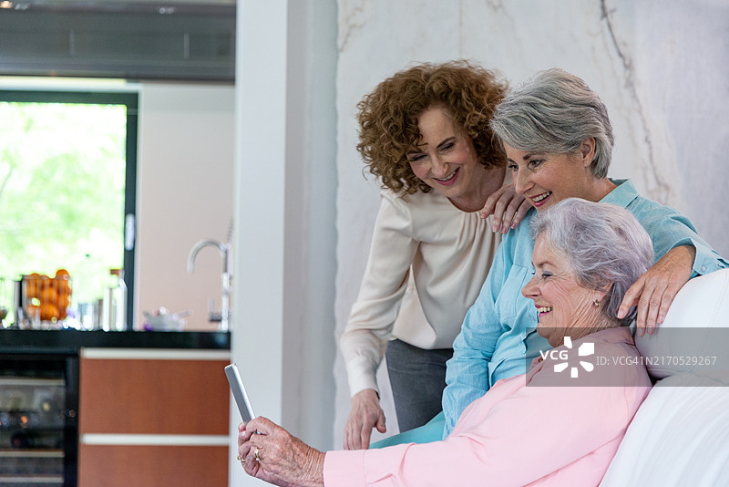 年长的母亲和两个女儿的肖像图片素材