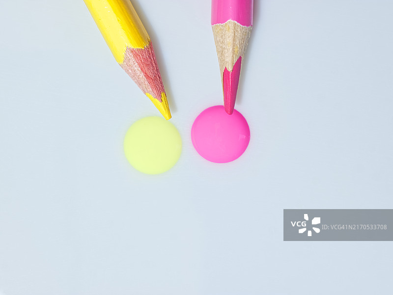桌上的彩色铅笔图片素材