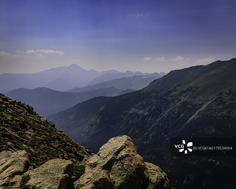 美国天空下的山脉美景图片素材