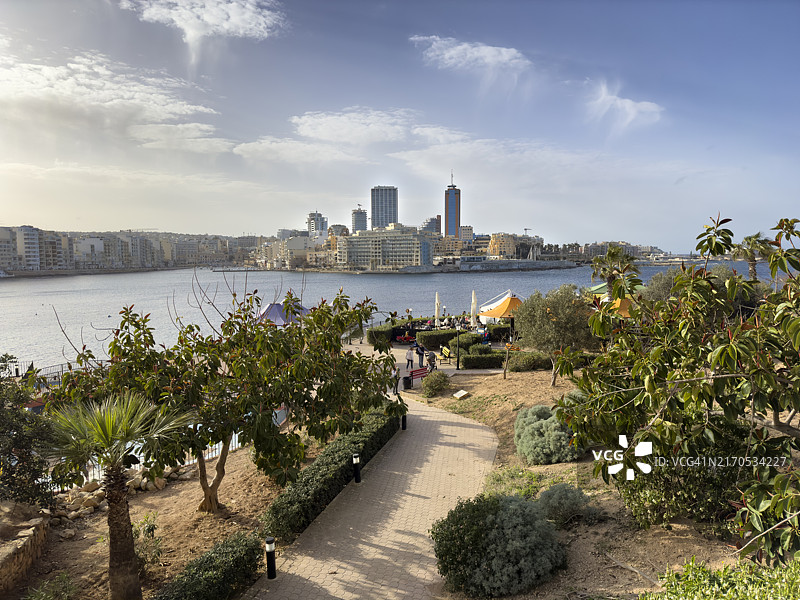 马耳他圣朱利安湾和瓦莱塔的城市天际线图片素材