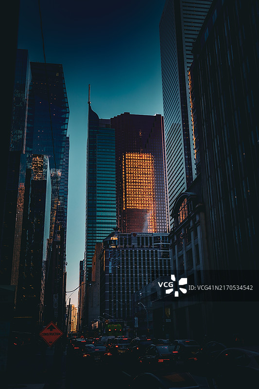 天空背景下的照明建筑低角度景观图片素材