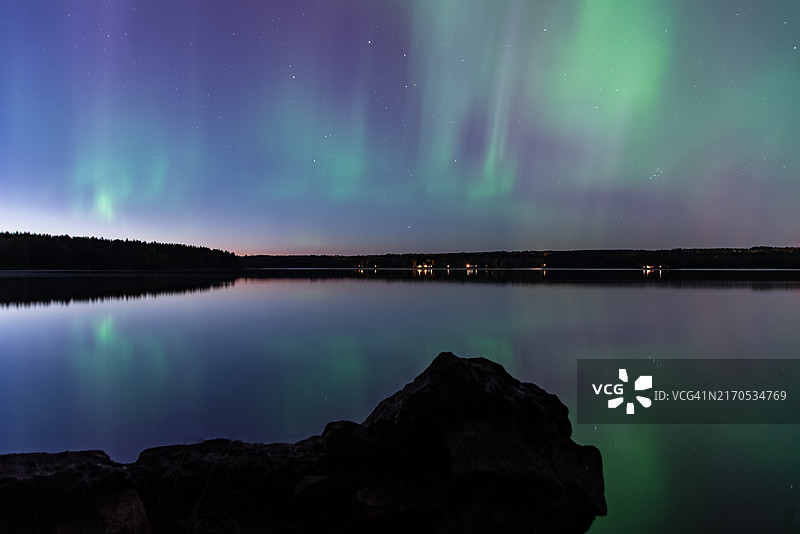 夜空下湖泊的美丽景色图片素材
