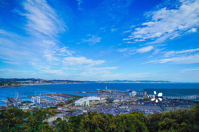 江之岛港口的蓝天白云图片素材