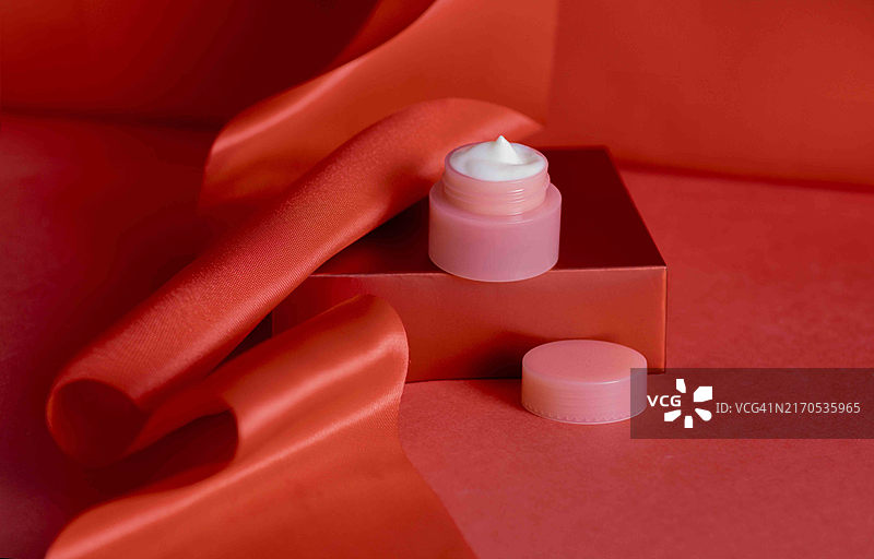 精致节日礼品包装，护肤品冬季护理保湿霜图片素材