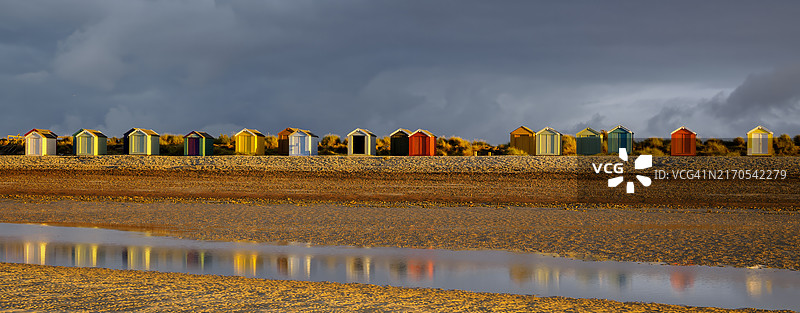 苏格兰Findhorn的彩色海滩小屋图片素材