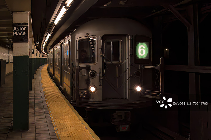 驶入阿斯托广场地铁站的6号列车图片素材