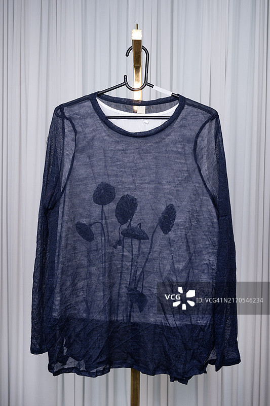 海军蓝碎花网纱上衣图片素材