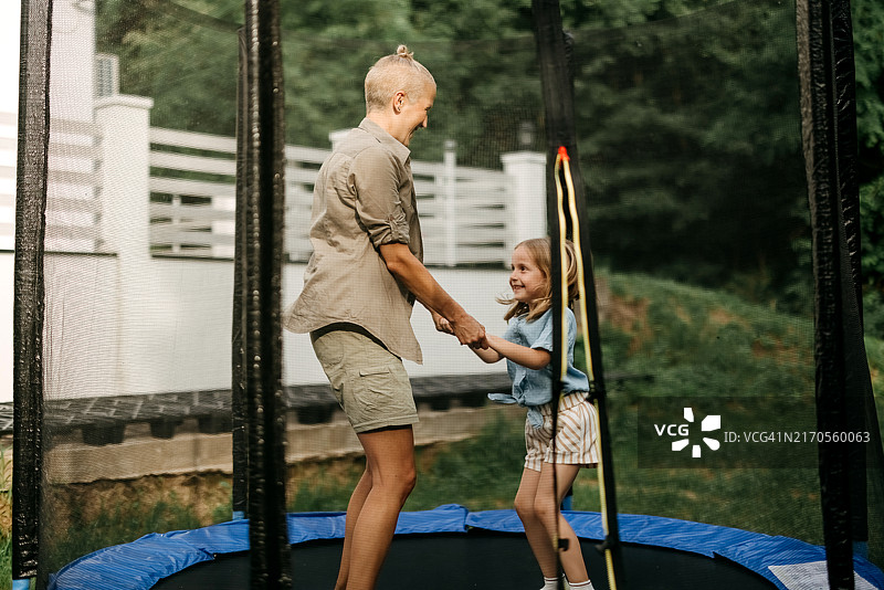 母女在蹦床上玩耍图片素材