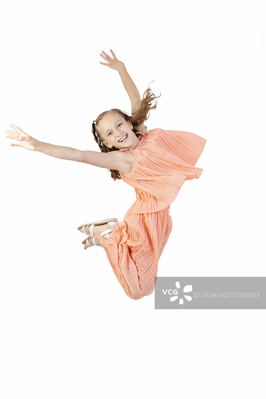 女孩欢快地跳跃图片素材