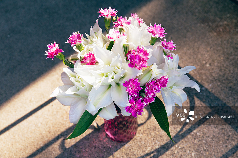 鲜花配送，花束配送，花瓶中的白色百合花束图片素材