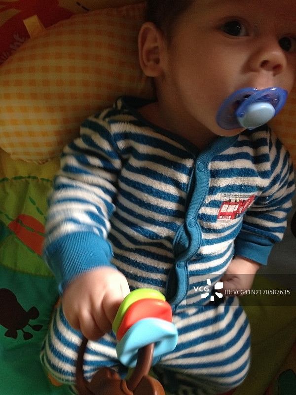 男婴躺在游戏垫上图片素材