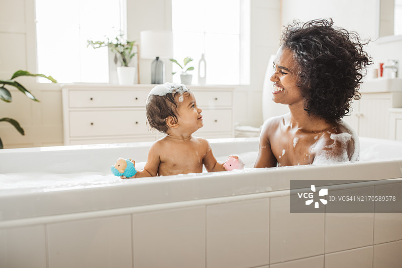 母亲和婴儿洗澡图片素材
