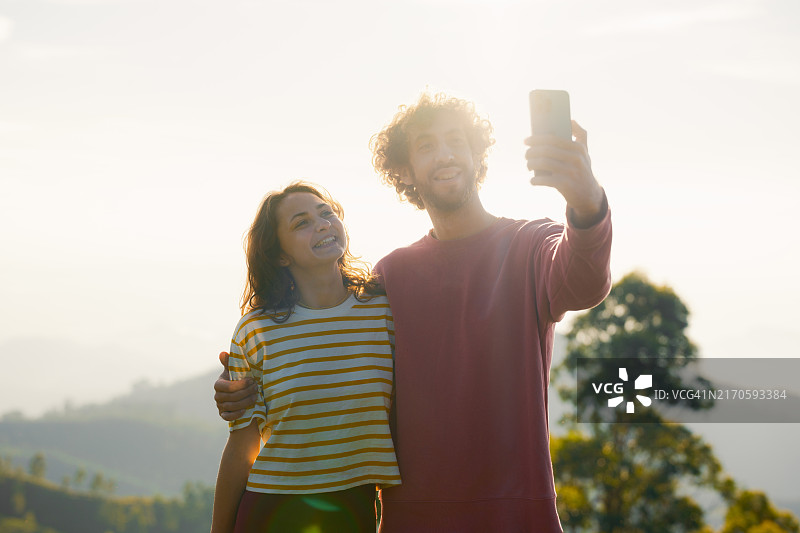 在斯里兰卡茶园用智能手机自拍的男人和女人图片素材