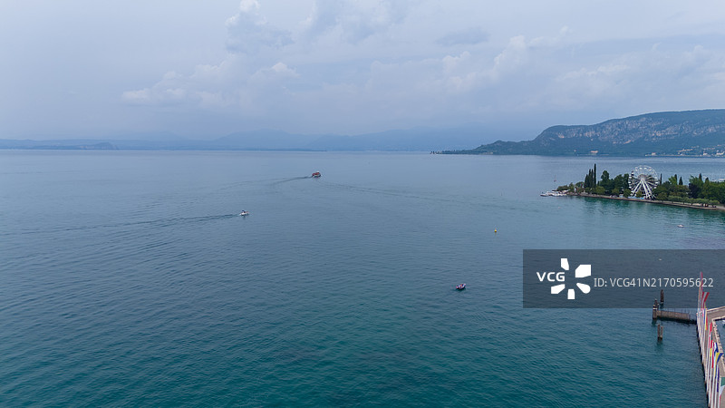 锡尔苗内，加尔达湖鸟瞰 - 意大利维罗纳省图片素材