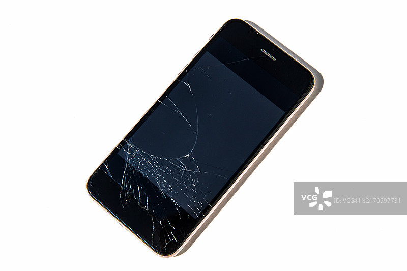 白色背景上损坏的智能手机，碎裂的玻璃裂开的手机屏幕，损坏的手机屏幕图片素材