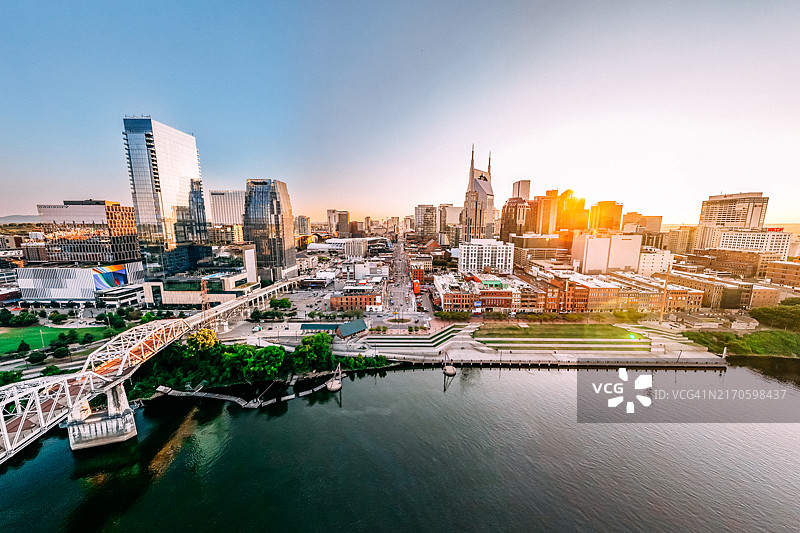 阳光明媚的夏日午后，从坎伯兰河的北侧，日产体育场附近的田纳西州纳什维尔市中心百老汇旅游中心的广阔航拍景观图片素材