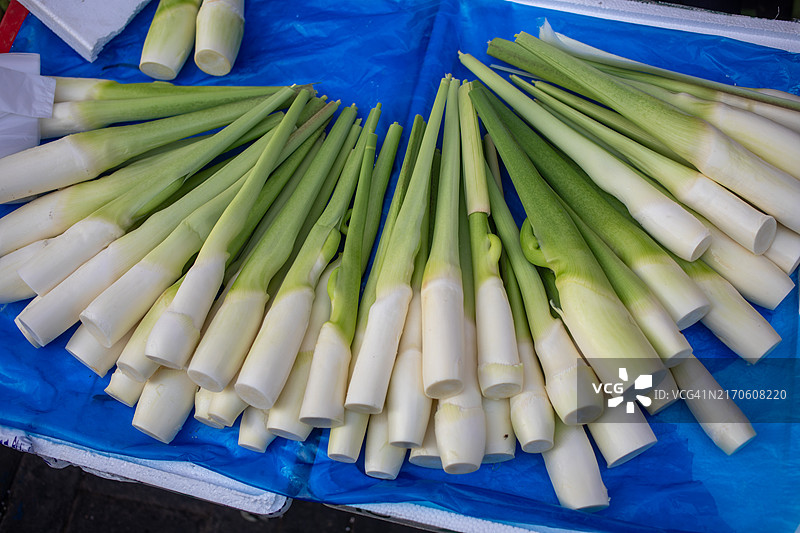 街头市场出售的蔬菜野米饭图片素材