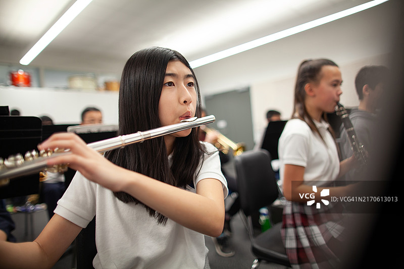 韩国少女在乐队练习中演奏长笛图片素材