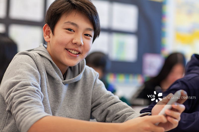 在小学教室里学习的亚裔混血男孩图片素材