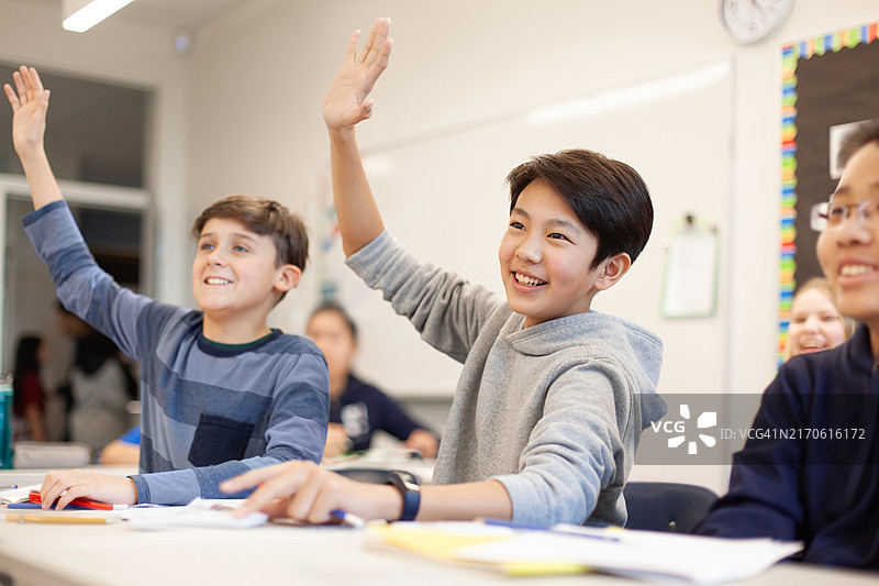 亚洲日本韩国混血小学生在课堂上举手回答问题图片素材