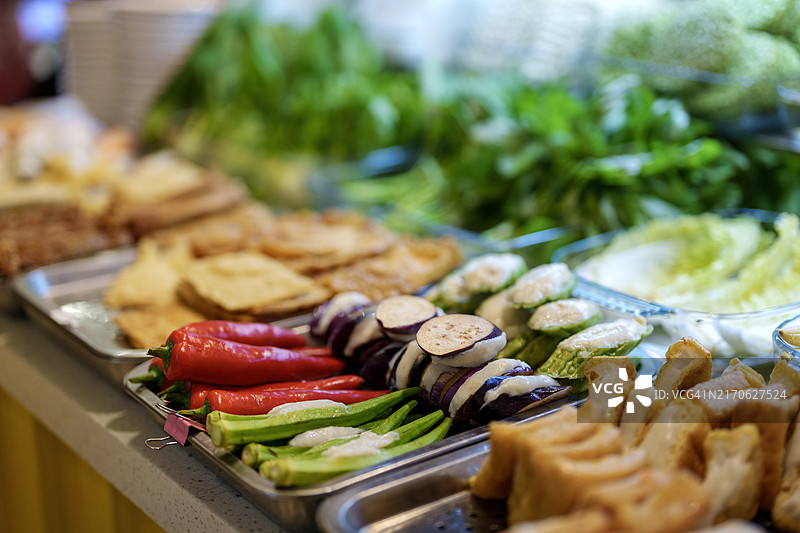 酿豆腐，客家中国菜，用碎肉或鱼肉馅混合物填充的豆腐，在食品摊位上展示图片素材