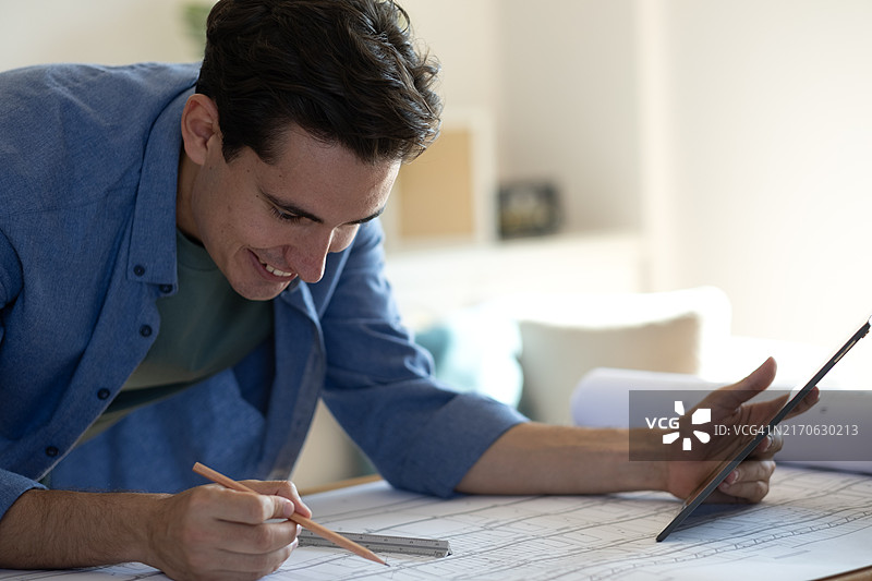 年轻建筑师用平板电脑检查项目图片素材