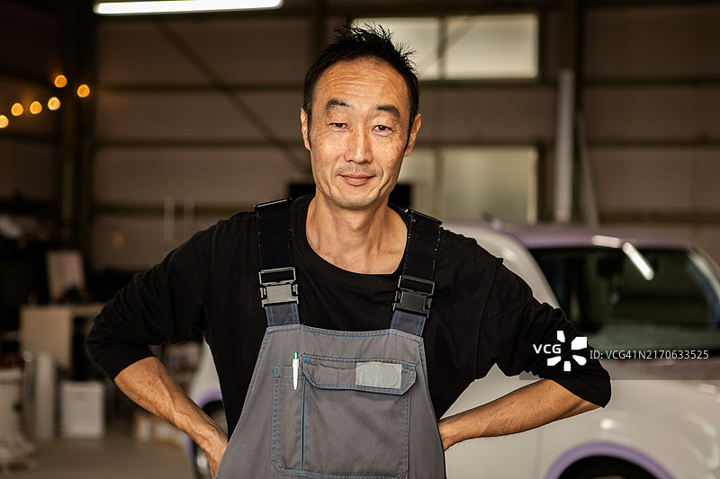 汽车修理店的汽车机械师肖像图片素材