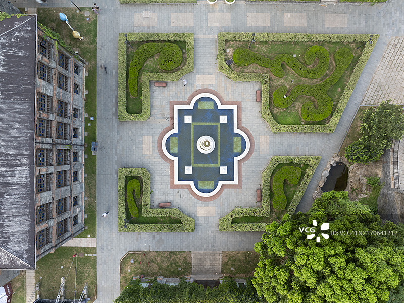 航拍建筑前的立体绿化图片素材