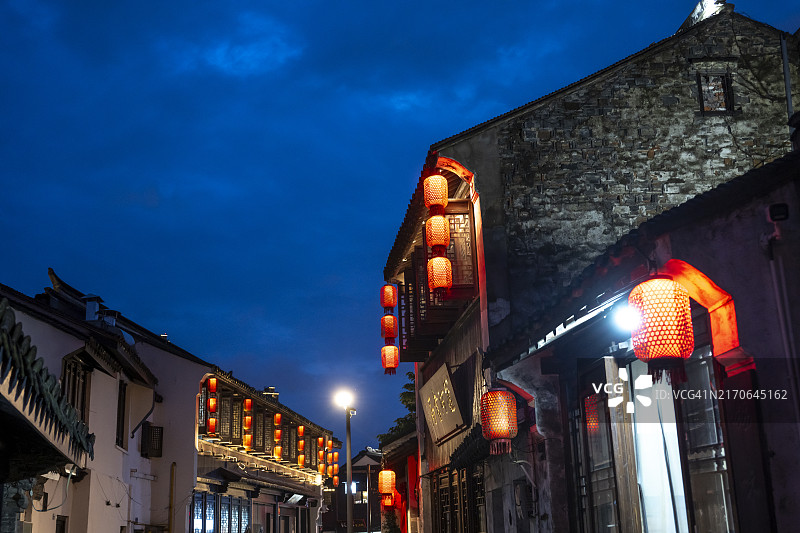 古建筑屋檐下的灯笼图片素材