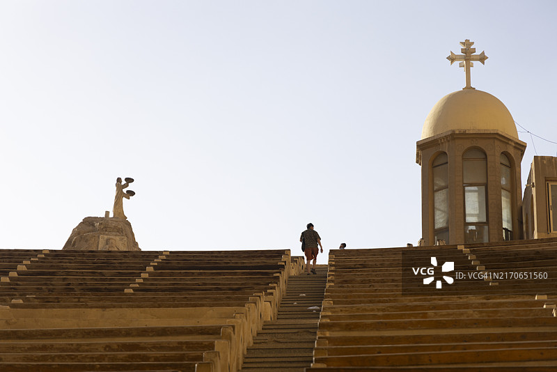 游客参观开罗圣西蒙修道院（又名洞穴教堂）的巨大祈祷厅，2024年图片素材