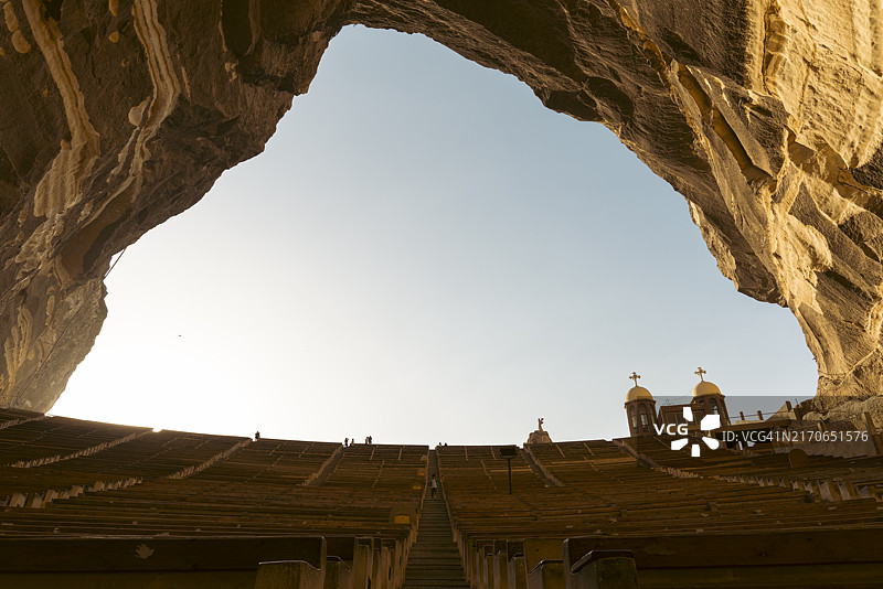 游客参观开罗圣西蒙修道院（又名洞穴教堂）的巨大祈祷厅，2024年图片素材