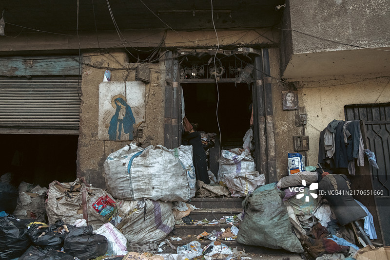 开罗“垃圾城”的垃圾回收店图片素材