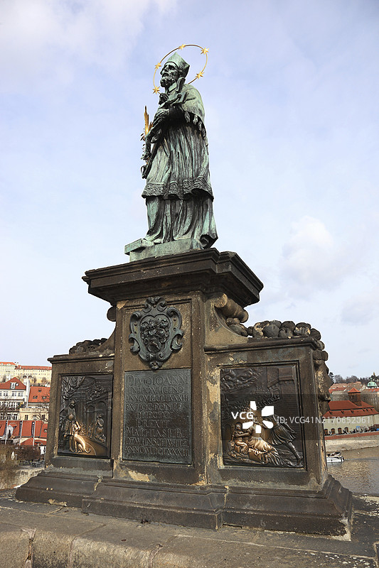 捷克共和国布拉格查理大桥上的圣约翰·内波穆克青铜雕像图片素材