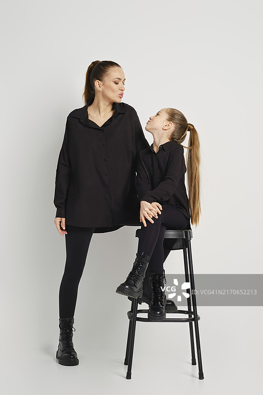 现代家庭关系：母女间的飞吻图片素材