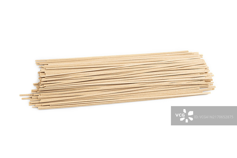 白色背景下的日式荞麦面，侧视图特写图片素材