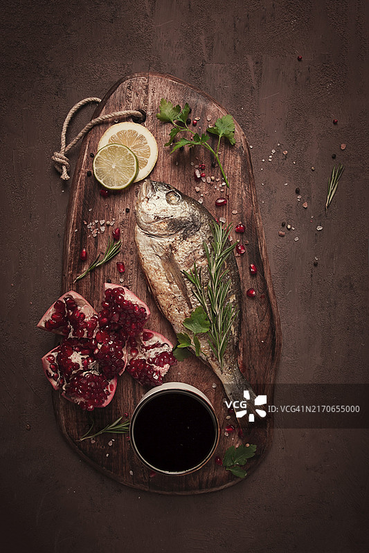 香料草药炸多 Dorado 鱼，木板上，石榴酱，特写，无人图片素材
