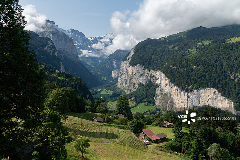 瑞士伯尔尼阿尔卑斯山劳特布龙嫩山谷景色图片素材
