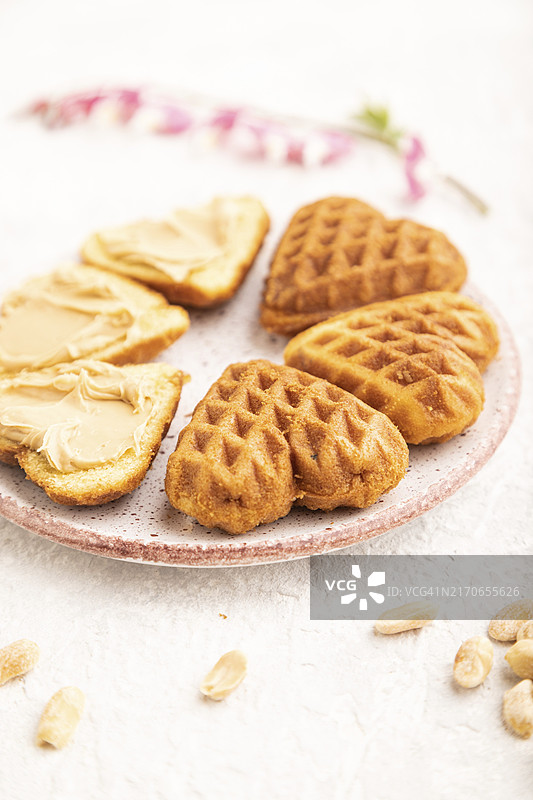 灰色混凝土背景上的自制华夫饼配花生酱和咖啡，侧视图，特写，选择性聚焦图片素材