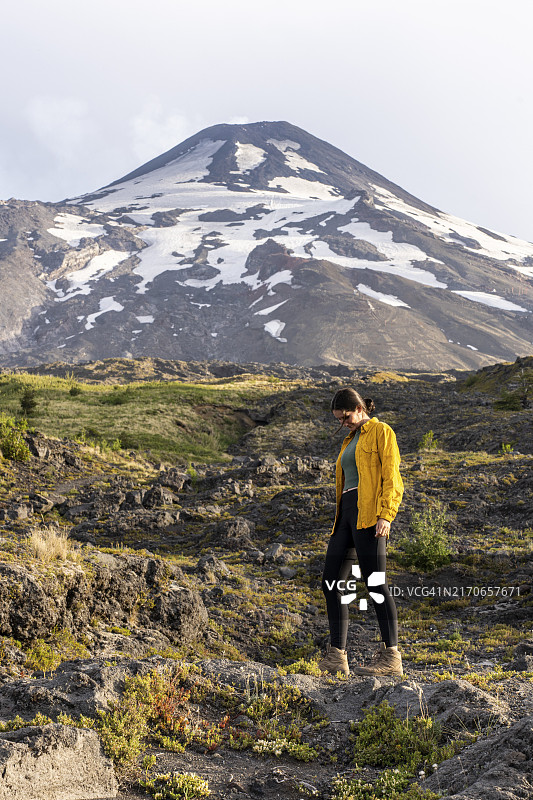 在比亚里卡火山前的年轻女性,比亚里卡国家公园,阿劳卡尼亚,智利图片素材