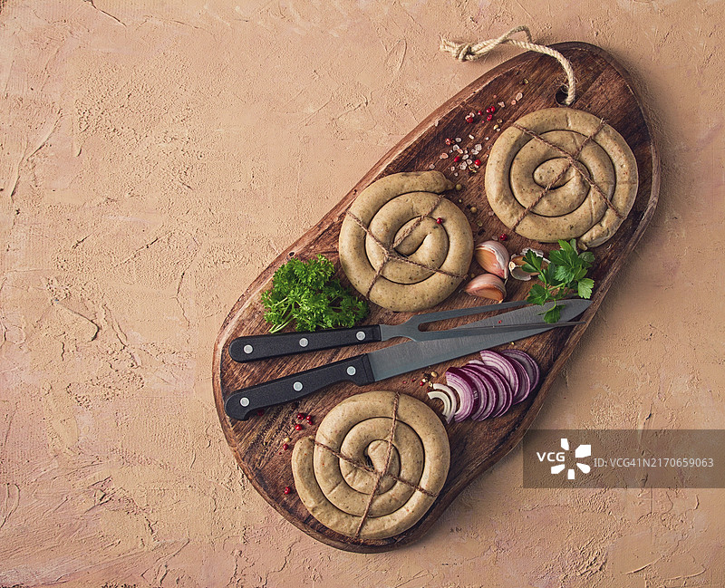 木板上的螺旋香肠图片素材